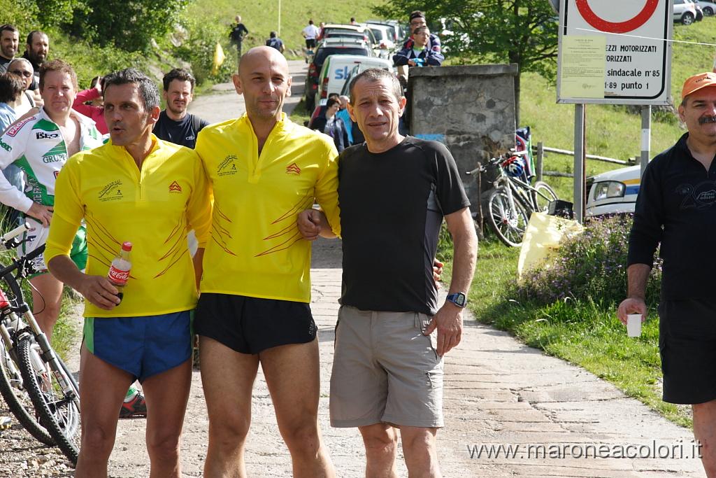 IMG_0910.JPG - Il presidente del CAI marone mostra con orgoglio la maglietta della Trentapassi Skyrace.